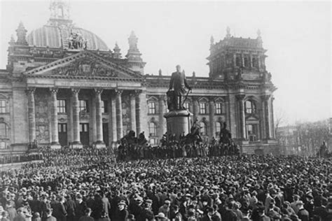 Novemberrevolutionens vågor av förändring och den tyska republikens uppgång